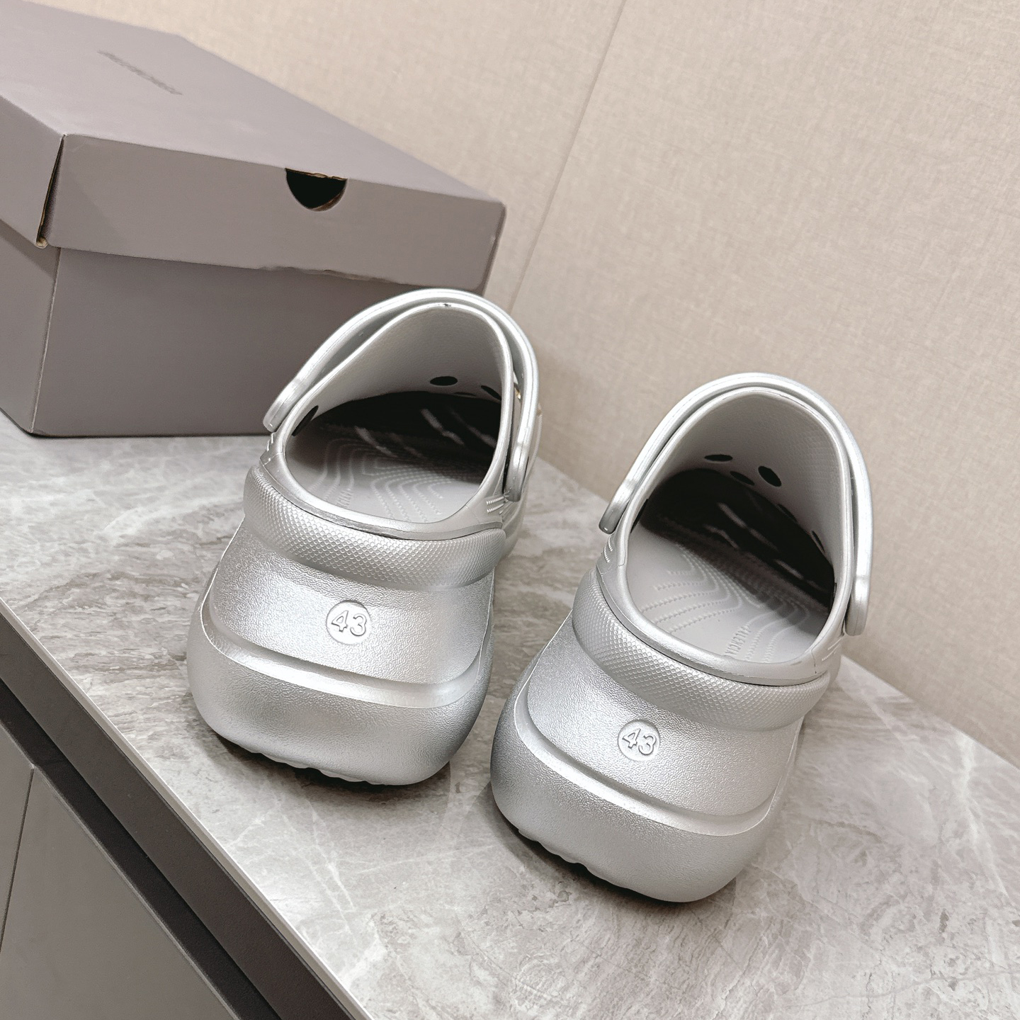 [Balenciaga] 발렌시아가 남성 크록스™ 지비츠™ 뮬 -2color