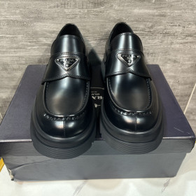 [PRADA] 프라다 브러쉬드 레더 로퍼