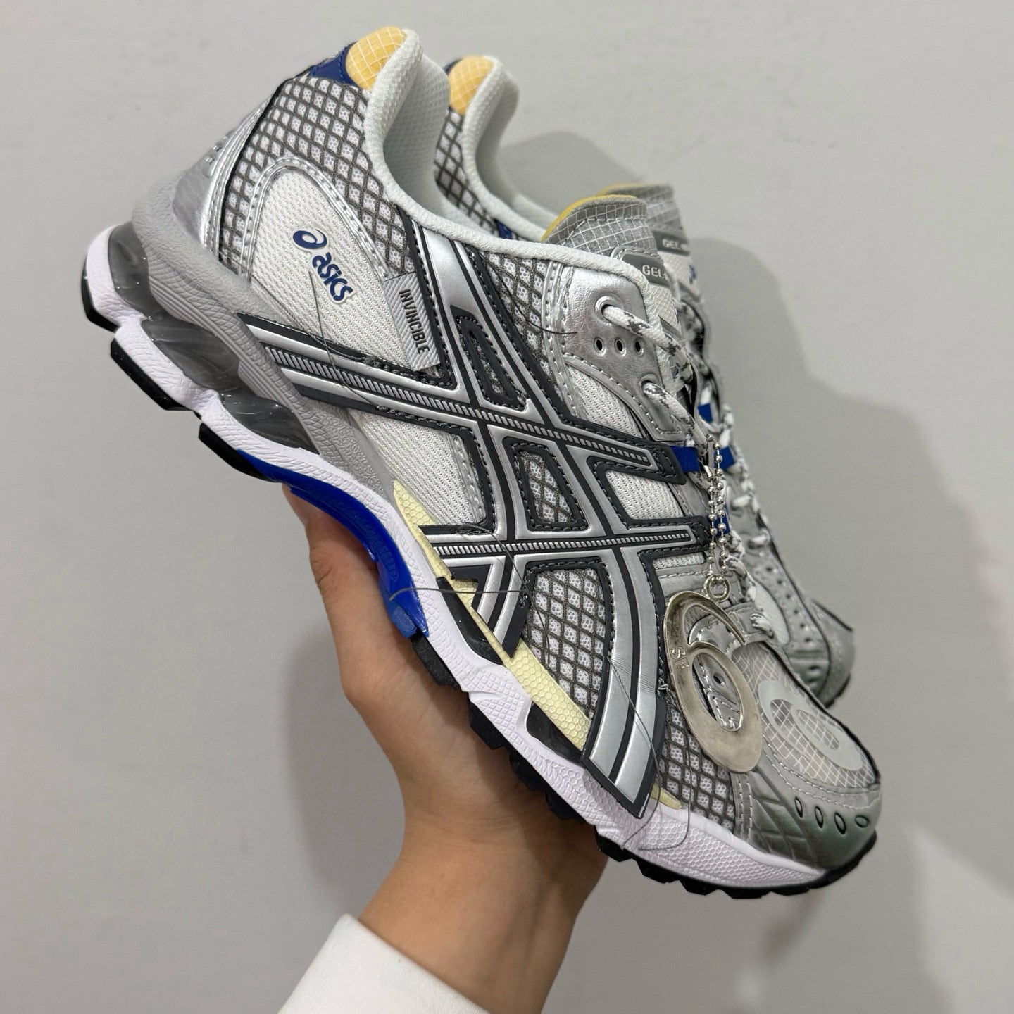 [Asics] 아식스 x 인빈시블 젤 님버스 10.1 HTTP 404 크림 메탈릭 실버 블루