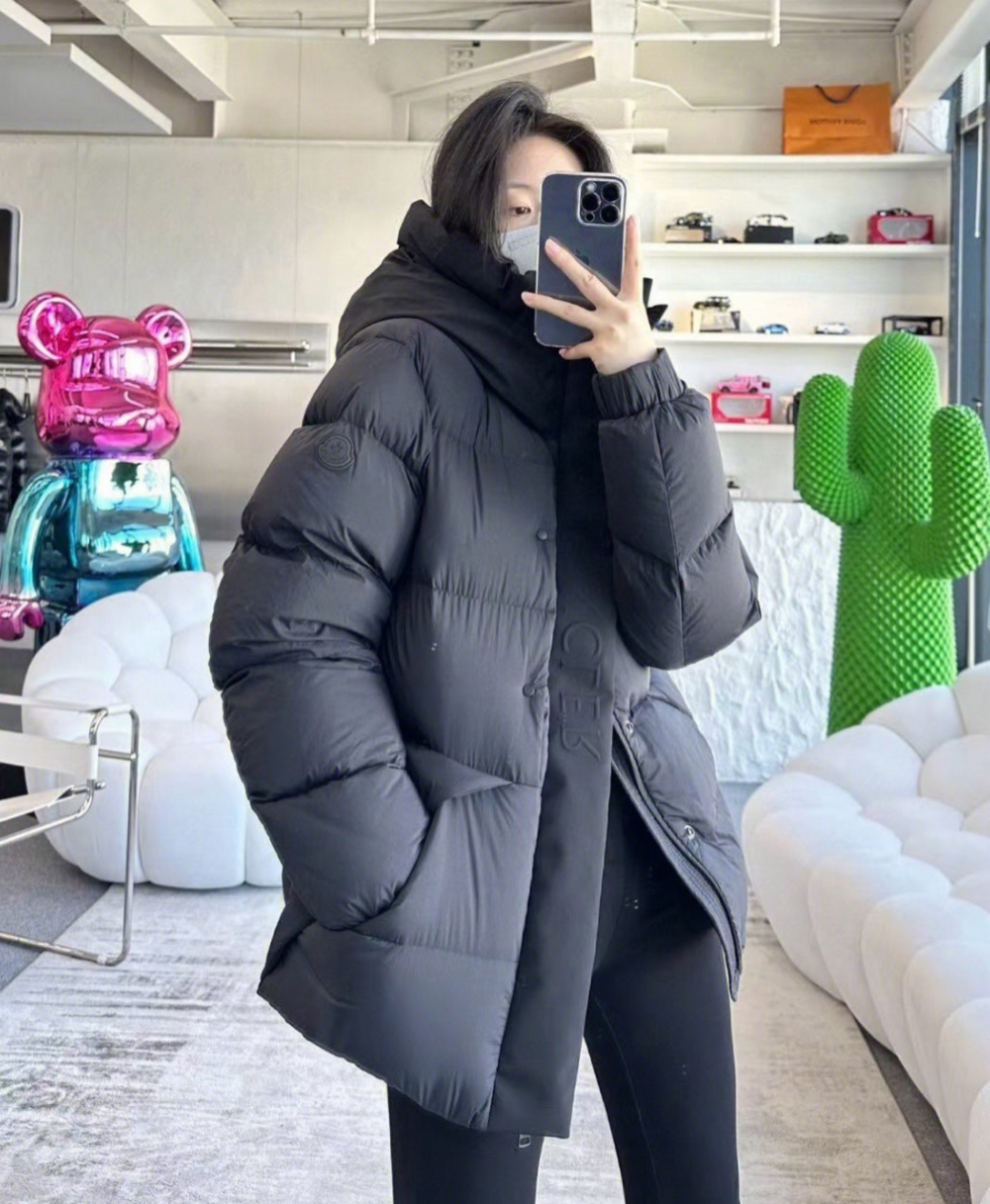 패딩 모델 착용 이미지-S18L15