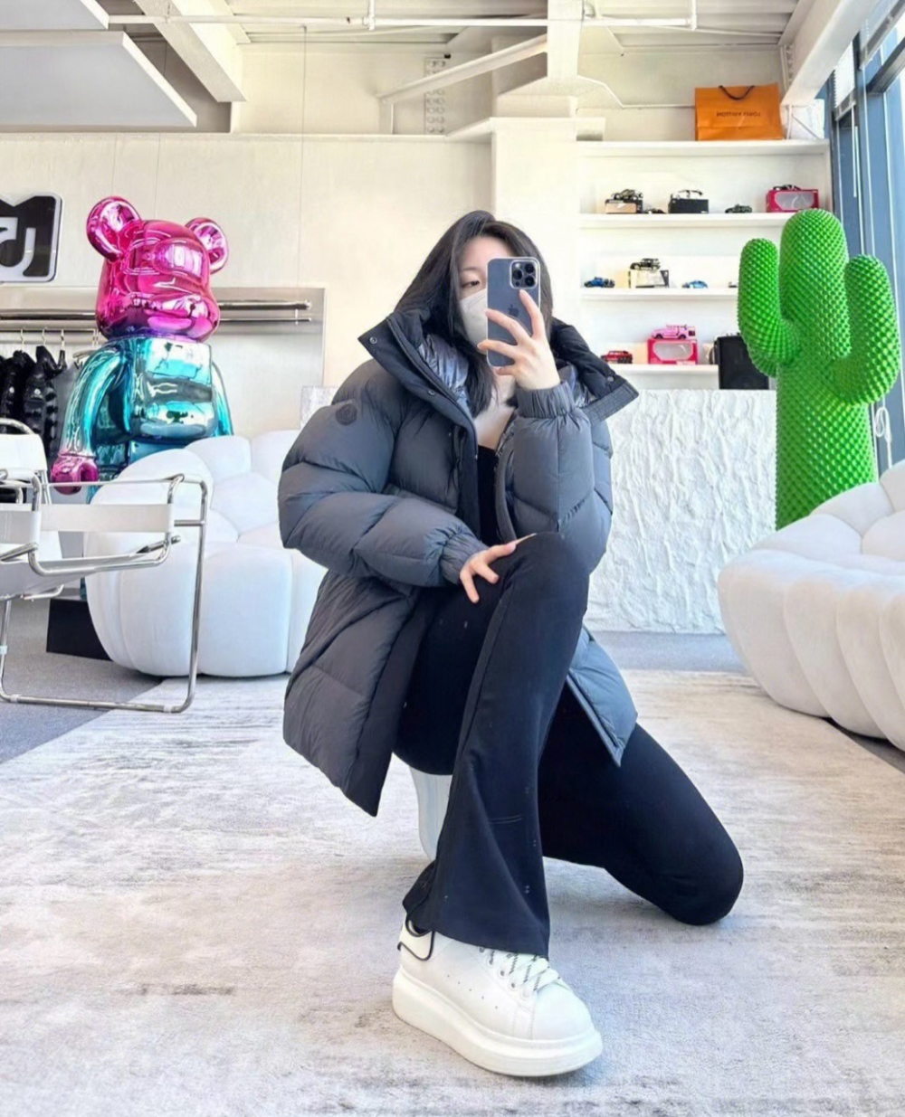 패딩 모델 착용 이미지-S18L16