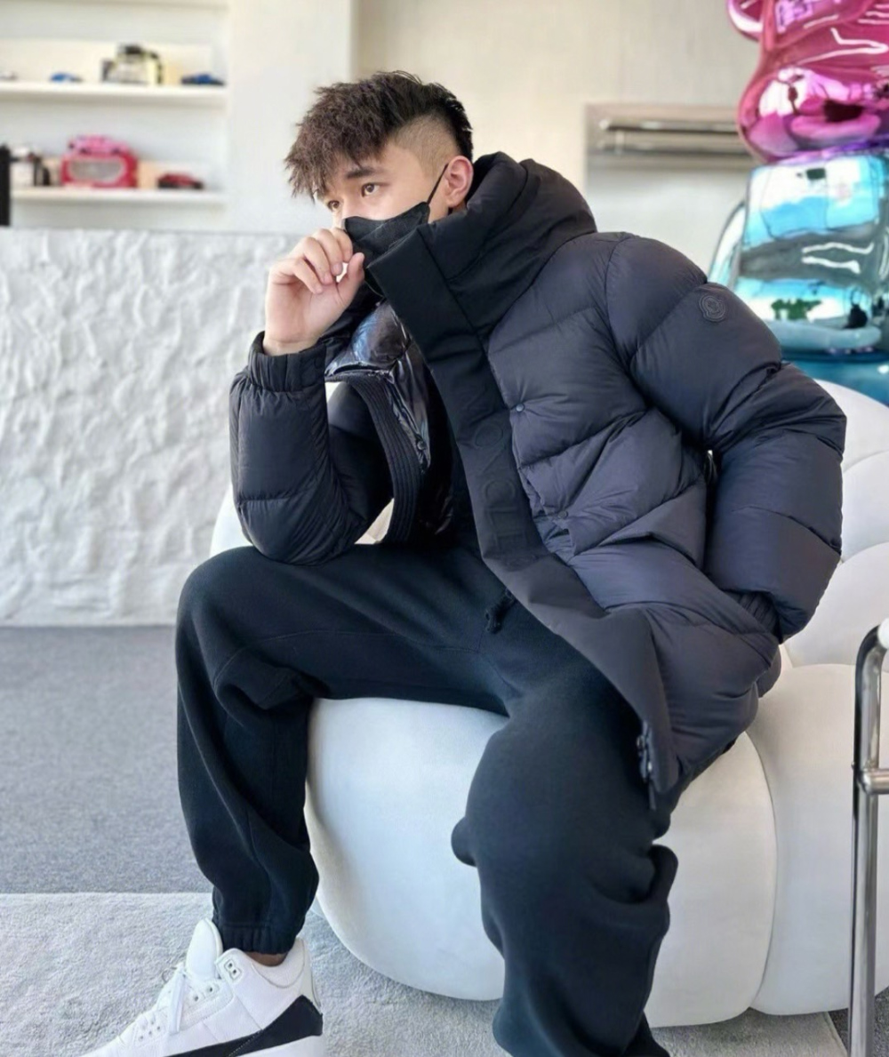 패딩 모델 착용 이미지-S18L18